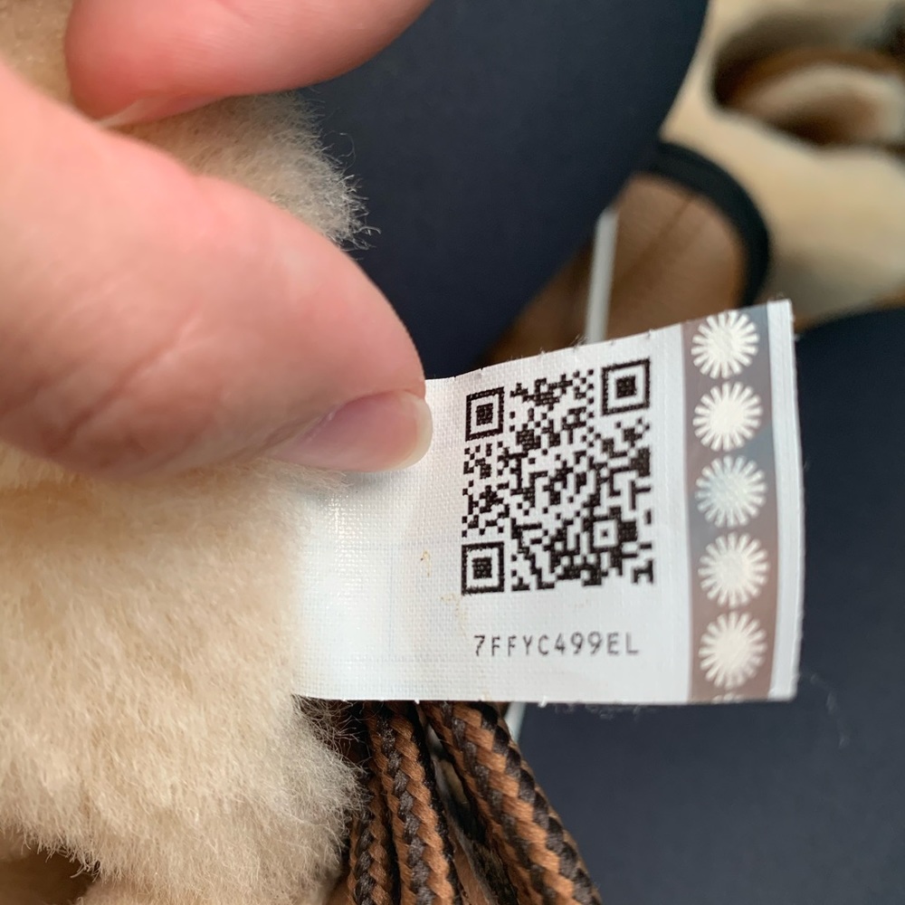 💥SOLD💥UGG tall Adirondack Snow Boots - Picture 6 of 8